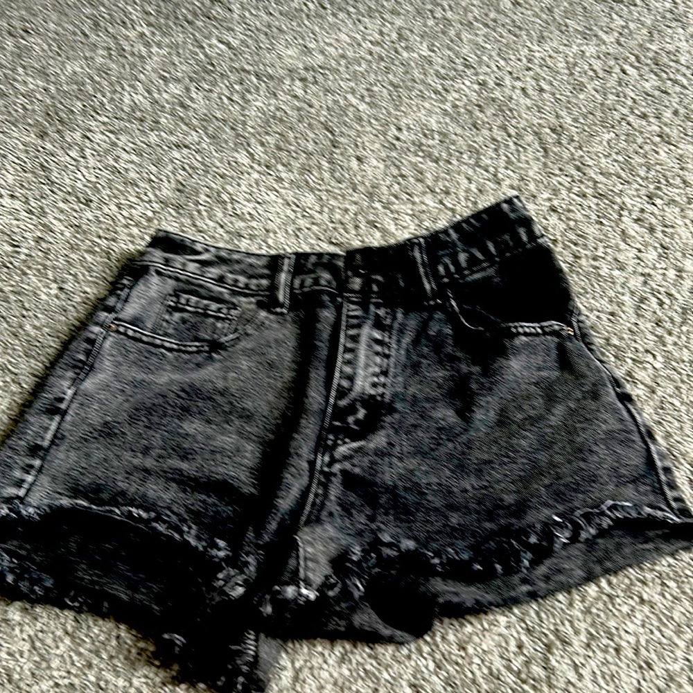 Oversized black jean shorts pockets and botton